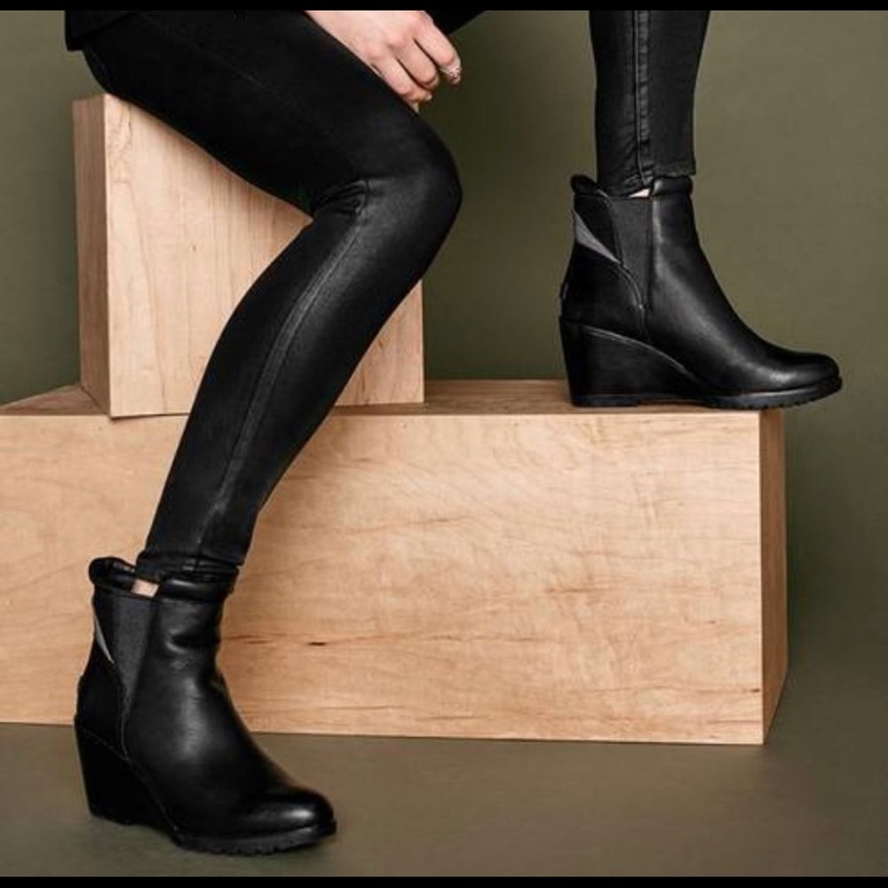 EUC Sorel After Hours Chelsea Boot